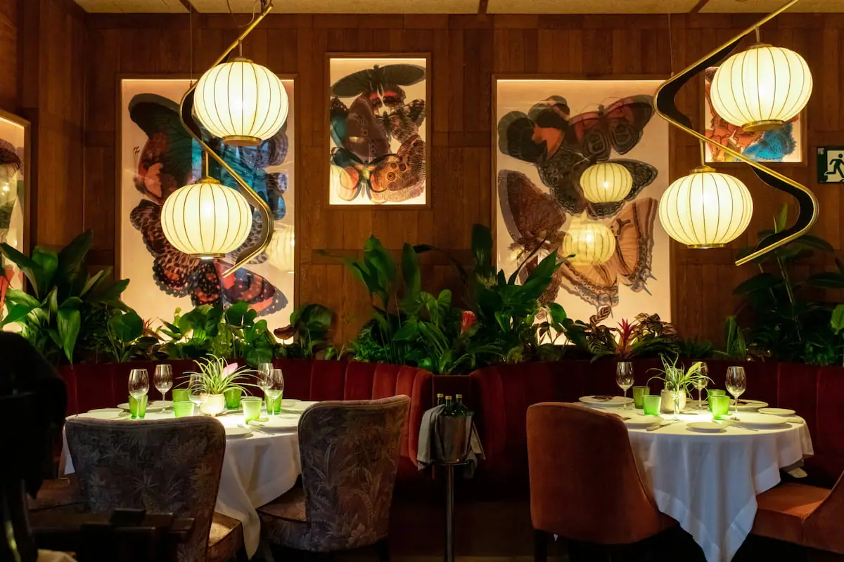 The dining room and its lanterns
