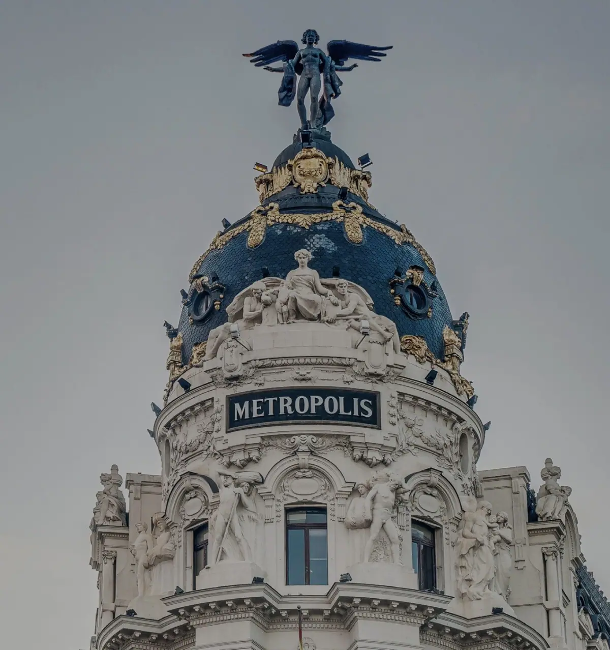 The dome of the Edificio Metrópolis
