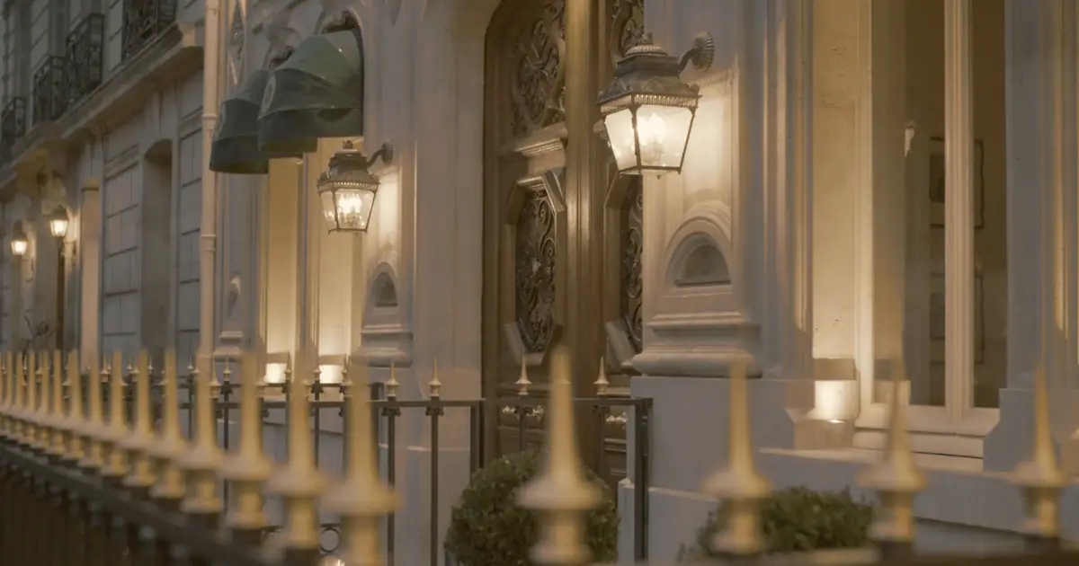 The lanterns of the entrance