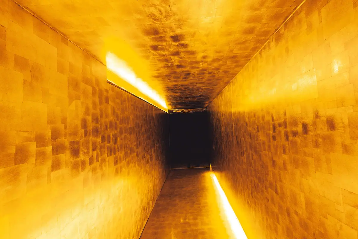 The gold-leaf tunnel