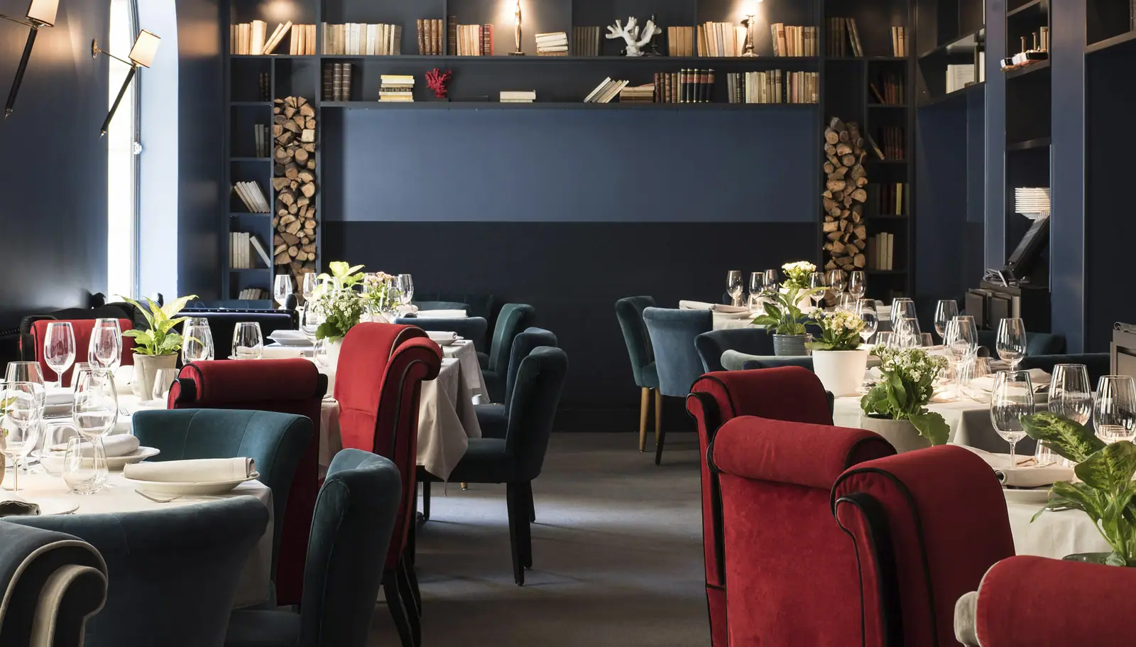 Ten con Ten, Madrid — the dining room and its library wall