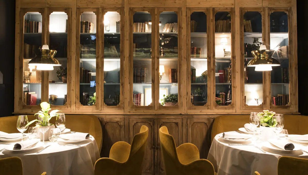 The shelves of the dining room