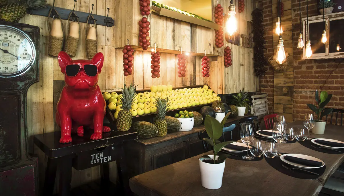 The red bulldog at the entrance